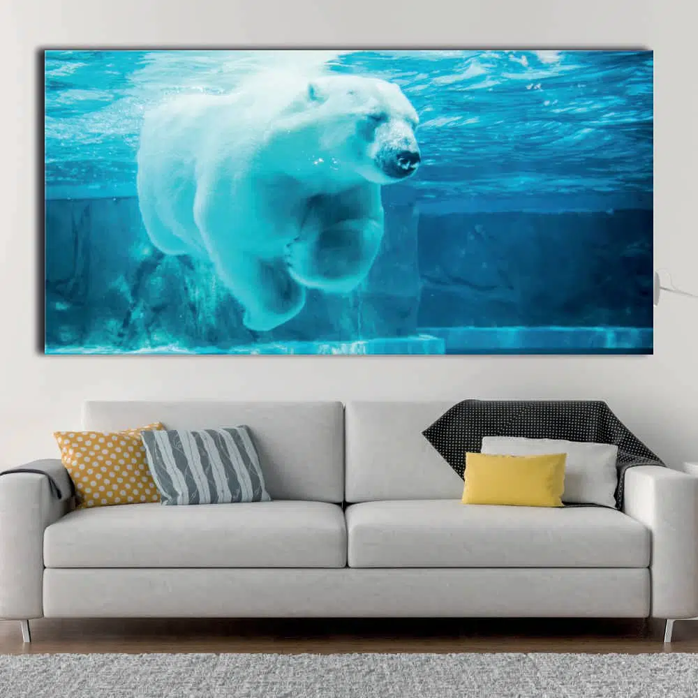 einen schwimmenden Eisbären