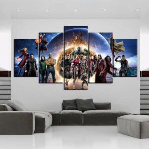 in einem Wohnzimmer, das an einer Wand über dem Sofa angebracht ist, ein fünfteiliges Bild von Marvel-Helden, die aufgereiht und kampfbereit sind