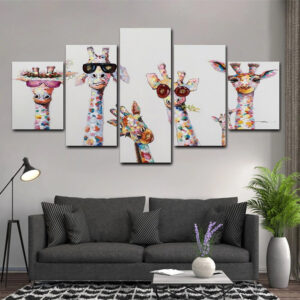 5-teiliges Gemälde einer ultrabunten Pop-Giraffe über einem grauen Sofa in einem Wohnzimmer