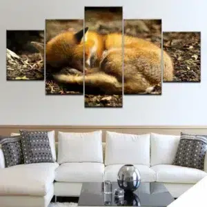 5-teiliges Gemälde Schlafender Fuchs an der Wand eines Wohnzimmers über einem weißen Sofa aufgehängt