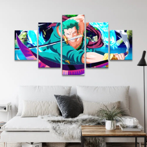 Tableau One Piece Roronoa Zoro style à trois sabres affiché au mur d'un salon au-dessus d'un canapé confortable blanc cassé avec coussins gris et beiges et fausse fourrure ainsi qu'une table basse en bois décorée