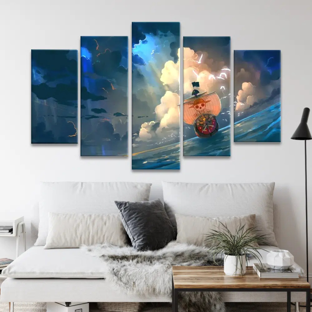 img_Tableau One Piece navire Thousand Sunny_01 Tableau One Piece navire Thousand Sunny affiché au mur d'un salon au-dessus d'un canapé confortable blanc cassé avec coussins gris et beiges et fausse fourrure ainsi qu'une table basse en bois décorée