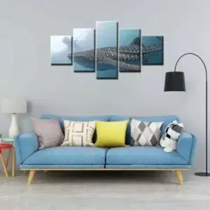 Wandbild riesiger gefleckter Wal. Gute Qualität, originell, an einer Wand über einem Sofa in einem Wohnzimmer aufgehängt.
