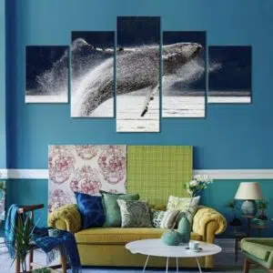 Gemälde Wal, der im Wasser spielt. Gute Qualität, originell, an einer Wand über einem Sofa in einem Wohnzimmer aufgehängt