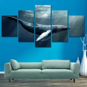 Gemälde Wal, der in der Tiefe schwimmt. Gute Qualität, originell, an einer Wand über einem Sofa in einem Wohnzimmer aufgehängt