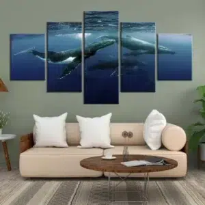 Wandbild Wal, der in einer Gruppe schwimmt. Gute Qualität, originell, an einer Wand über einem Sofa in einem Wohnzimmer aufgehängt.