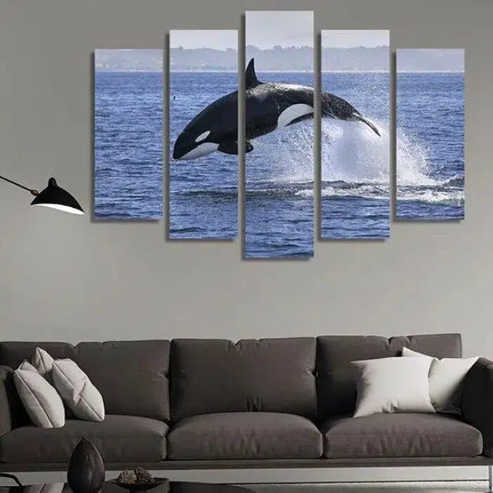 img_Tableau-baleine-orque-sautant_03-702x702.jpg Wandbild Wal Orca springt. Gute Qualität, originell, an einer Wand über einem Sofa in einem Wohnzimmer aufgehängt.