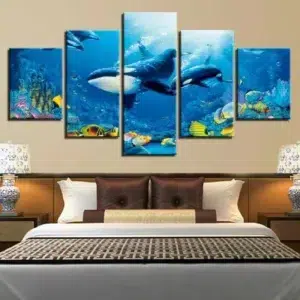 Ein Bild von einem Orca-Wal, der auf Korallen schwimmt. Gute Qualität, originell, hängt an einer Wand über einem Bett in einem Haus