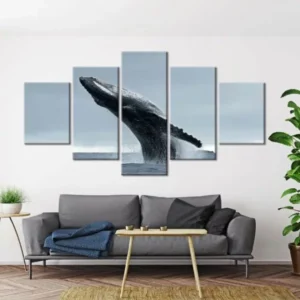 Gemälde Wal, der auf seinen Rücken springt. Gute Qualität, originell, an einer Wand über einem Sofa in einem Wohnzimmer aufgehängt
