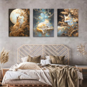Gemälde Fuchs vom Mond beleuchtet hängt in einem Schlafzimmer an einer beigen Wand über einem modernen Rattan-Kopfteil des Bettes