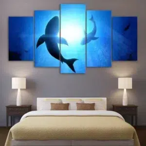 Gemälde Hai, der in einer Gruppe schwimmt. Gute Qualität, originell, an einer Wand über einem Bett in einem Haus aufgehängt