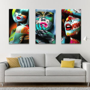 Pop-Art-Gesichtsbild Frauen mit Brille an der weißen Wand einer Küche mit Steinwand und Holztisch mit modernen weißen Stühlen.