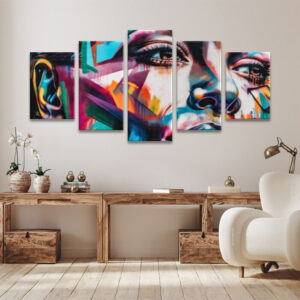 Wandbild Graffiti-Streetart-Gesicht hängt an einer weißen Wand in einem Wohnzimmer mit weißem Sessel und offenem Unterschrank aus dunklem Holz