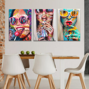 Pop-Art-Gesichtsbild Frauen mit Brille an der weißen Wand einer Küche mit Steinwand und Holztisch mit modernen weißen Stühlen.